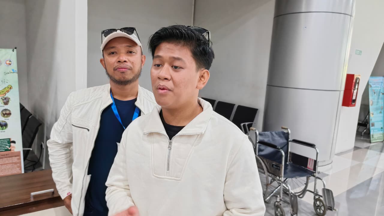 BERTEMU AWAK MEDIA: Yusuf memberikan keterangan kepada awak media di sela-sela kedatangannya di bandara Palu.