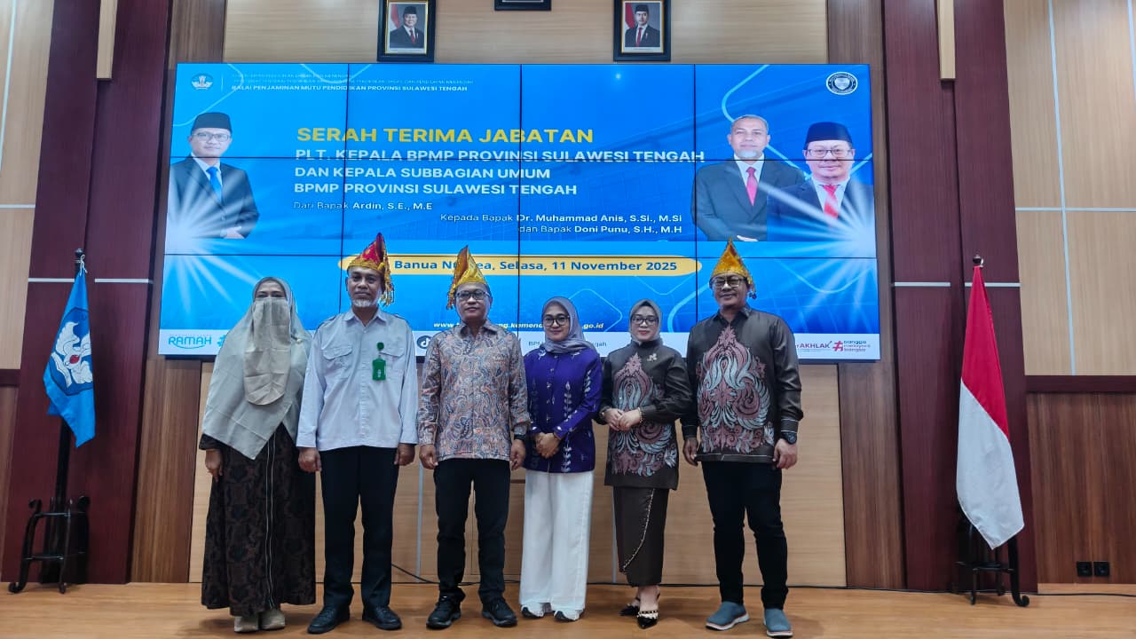 KENANG-KENANGAN: Para pejabat yang baru dilantik berfoto bersama dengan jajaran pejabat BPMP Provinsi Sulteng.