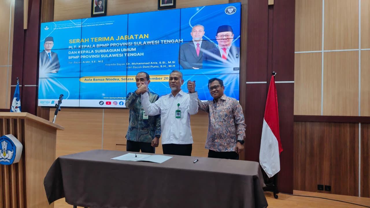 PEMIMPIN: Plt Kepala BPMP Sulteng lama Ardin,  pejabat baru Plt  Kepala BPMP Sulteng Dr Muhammad Anis serta Kepala Sub Bagian Umum baru, Doni Punu (paling kiri).