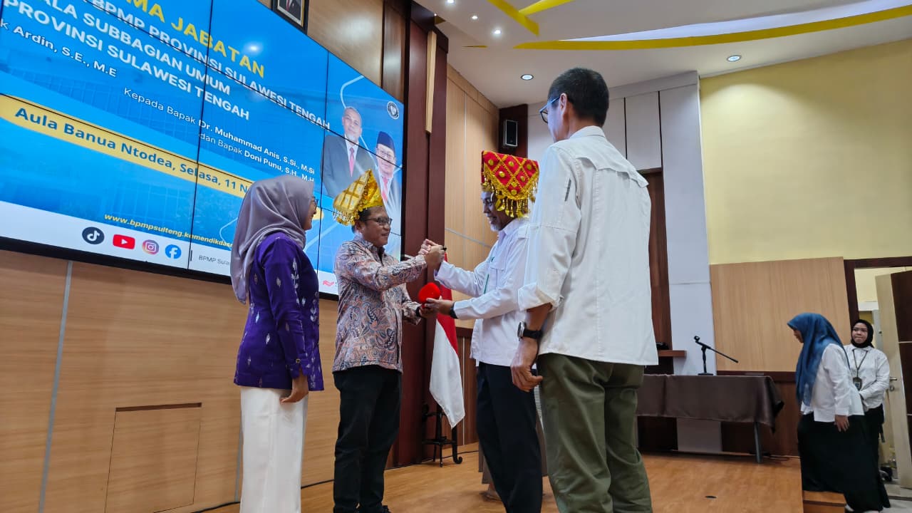 SINERGIS: Momen peralihan kepemimpinan dari Plt Kepala BPMP Sulteng, Ardin, kepada pejabat baru Dr Muhammad Anis (kedua dari kanan).