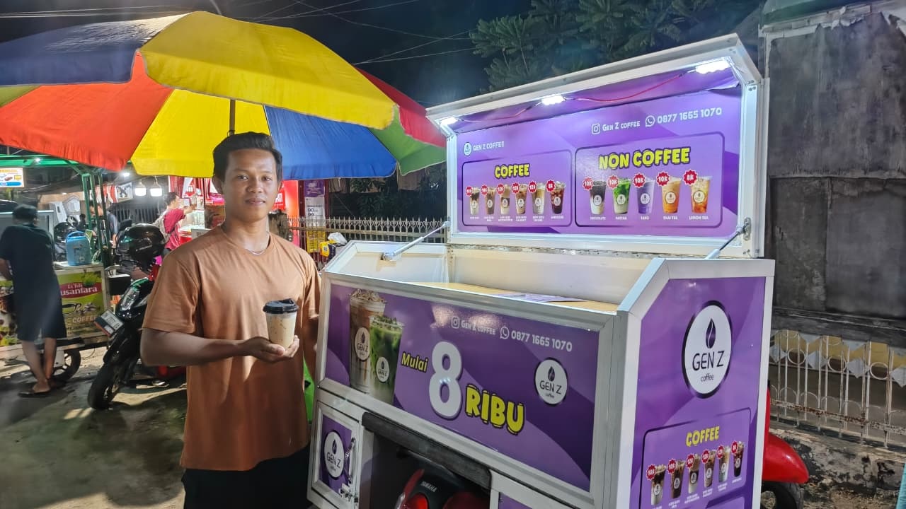 MODAL NEKAT: Owner kopi keliling Gen Z Coffee Palu, Moh. Aldi Amran  saat ditemui pada Kamis malam (13/11/2025). Awlanya dia hanya bermodal nekat dan dukungan keluarga.
