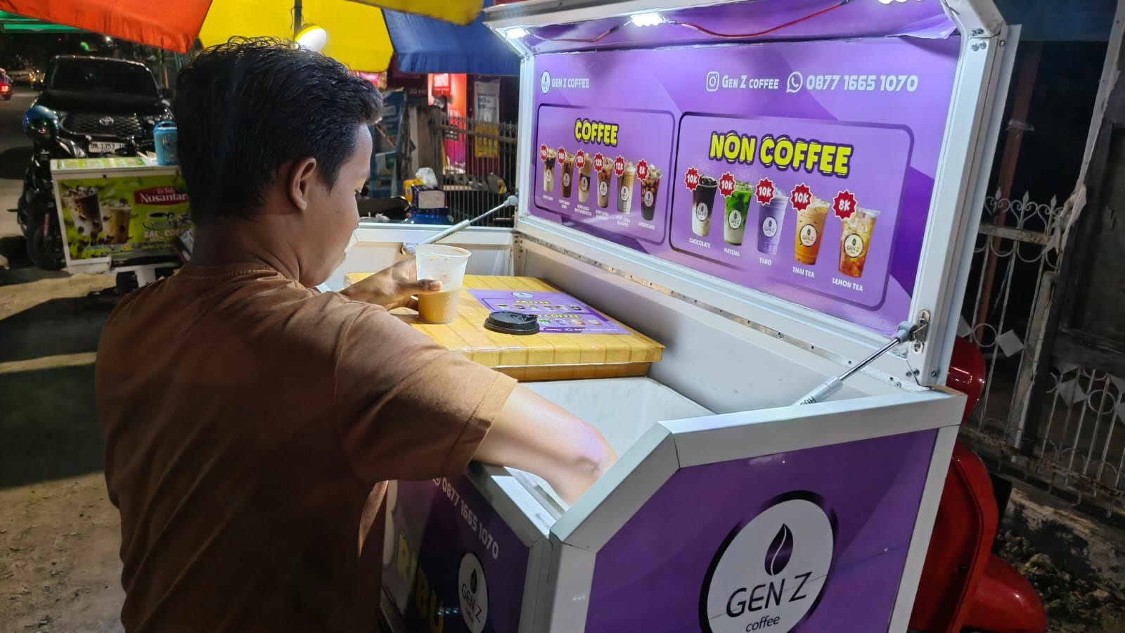TERJUN LANSUNG: Meski sebagai pemilik gerobak dan brand Gen Z Coffee Palu, Moh. Aldi Amran   masih terjun langsung dalam menjalankan bisnis.
