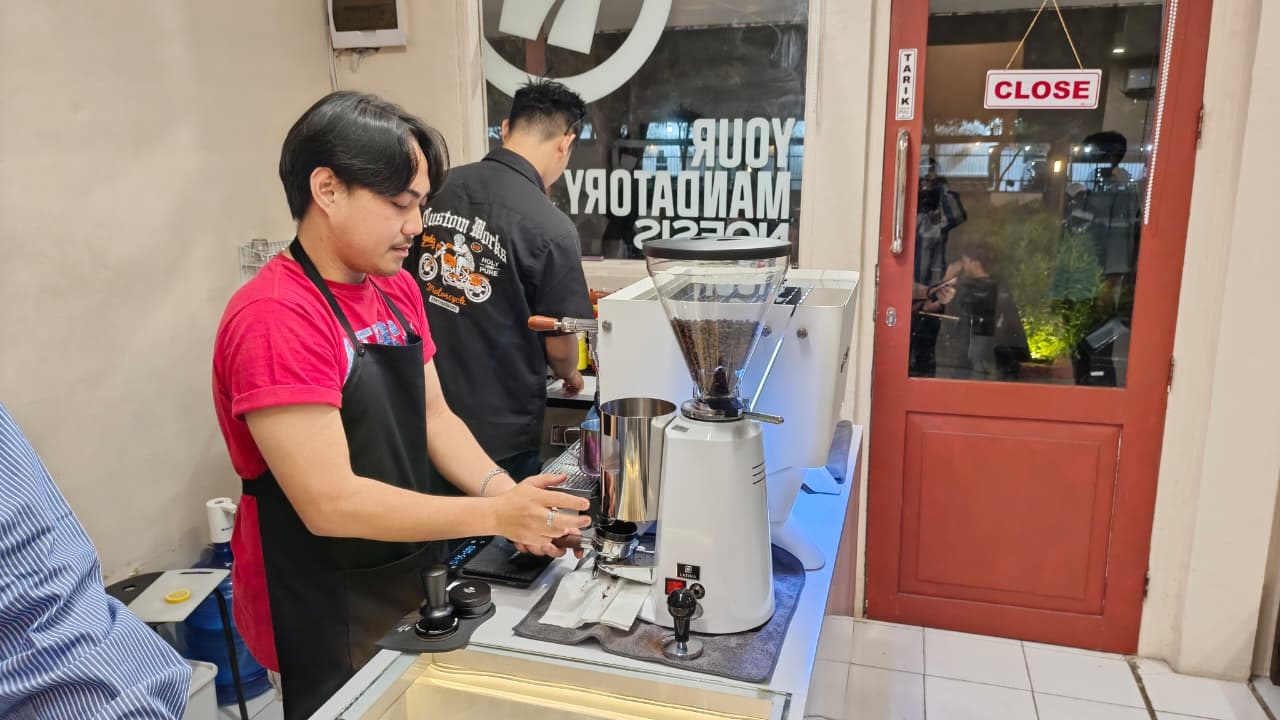 PUNYA IDE SPONTAN: Owner Noesis coffee, Andi Ardiansyah  saat ditemui pada  Kamis malam (13/11/2025). Dia punya ide spontan awalnya, namun bisa menjadi bisnis serius.
