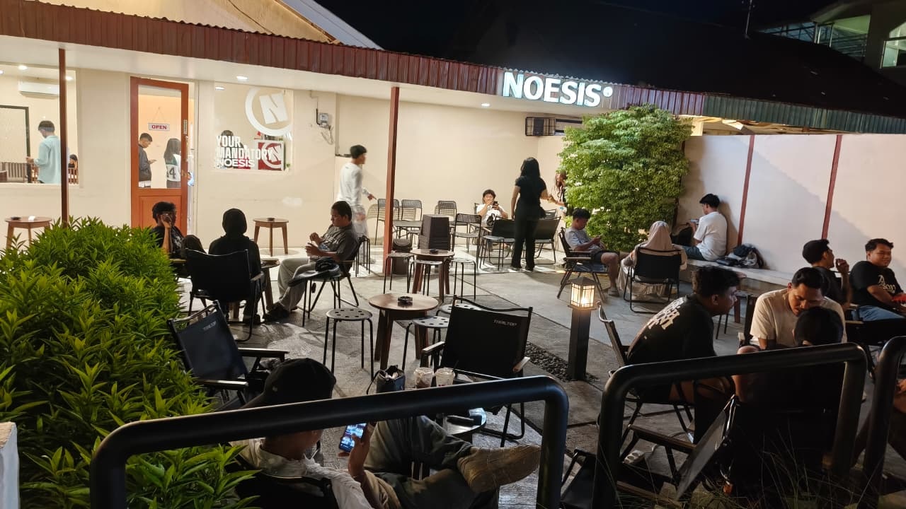 NYAMAN: Halaman Noesis Coffee yang menjadi ruang nyaman bagi anak muda untuk nongkrong.