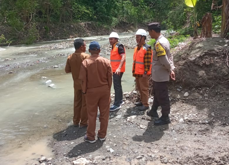MENINJAU : Bupati Touna, Ilham Lawidu, sedang menjau jembatan yang rusak di Desa Bongkakoi, Kecamatan Ulubongka, Kamis (13/11/2025).(FOTO: HERIYANTO LIMAHU).