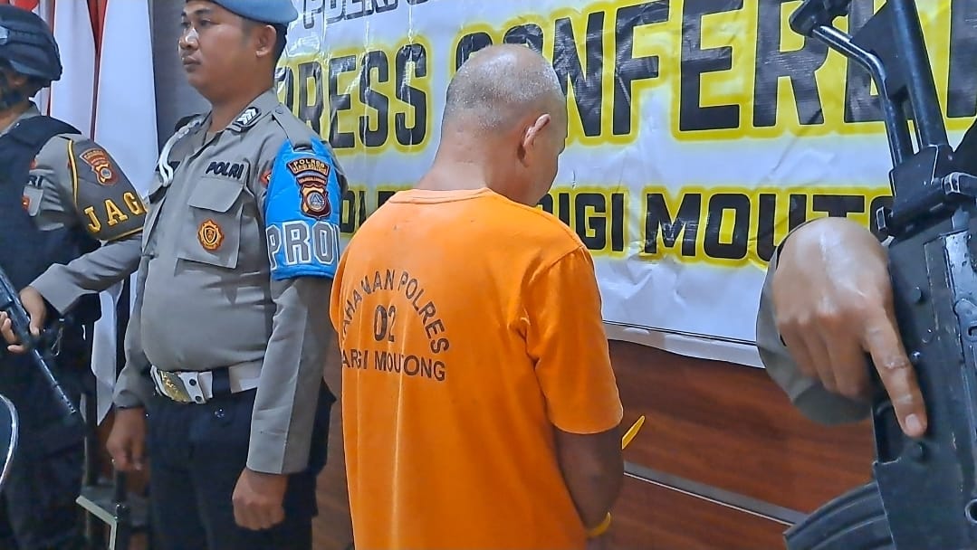 DITANGKAP : Polisi merilis pelaku persetubuhan anak di bawah umur di depan media.(FOTO: ISTIMEWA/RADAR PALU).