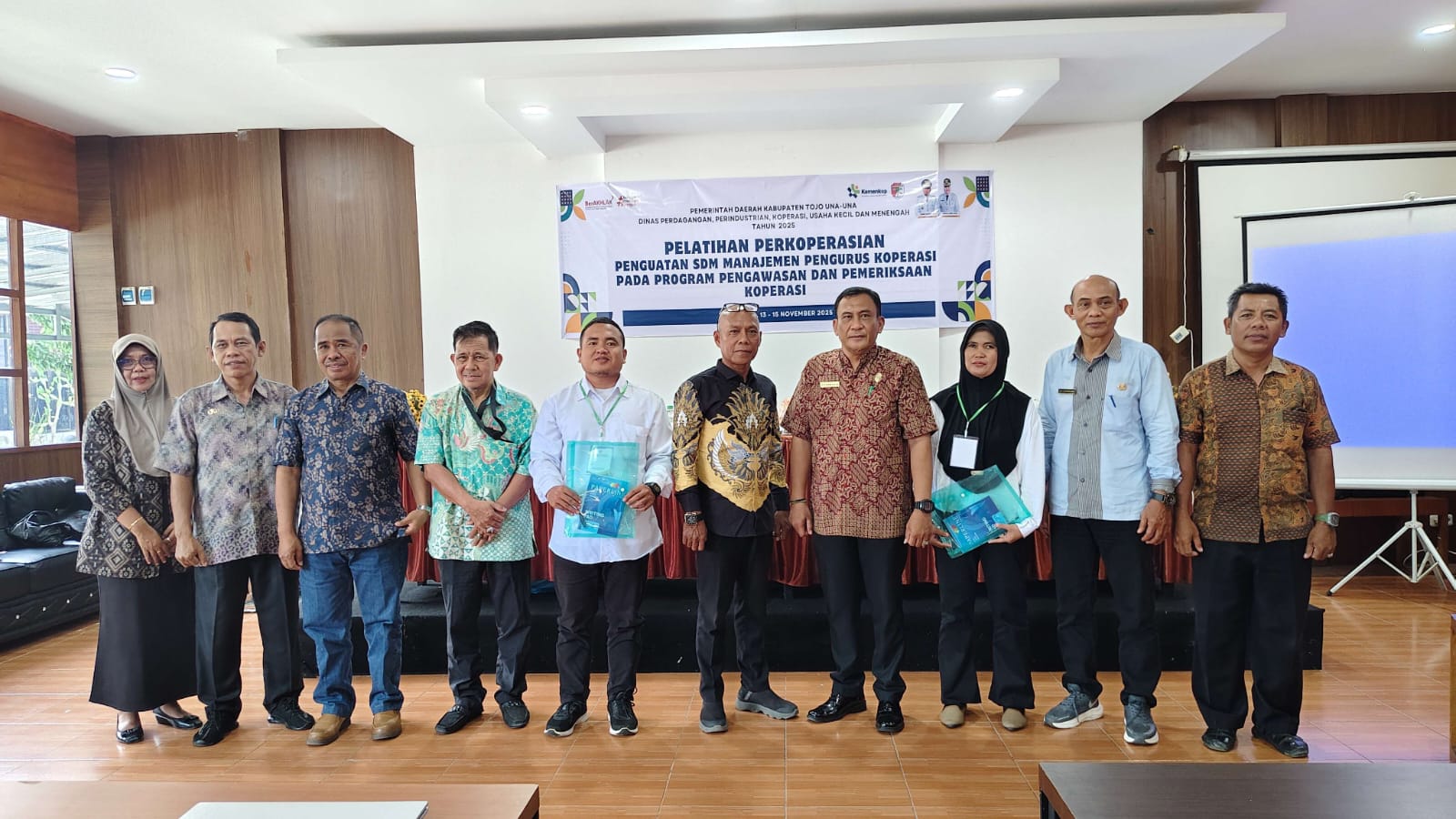 PELATIHAN : Pelatihnan koperasi untuk penguatan SDM, dibuka Asisten Administrasi Umum Alimudin Muhammad, Kamis (13/11/2025).(FOTO: HERIYANTO LIMAHU/RADAR PALU).