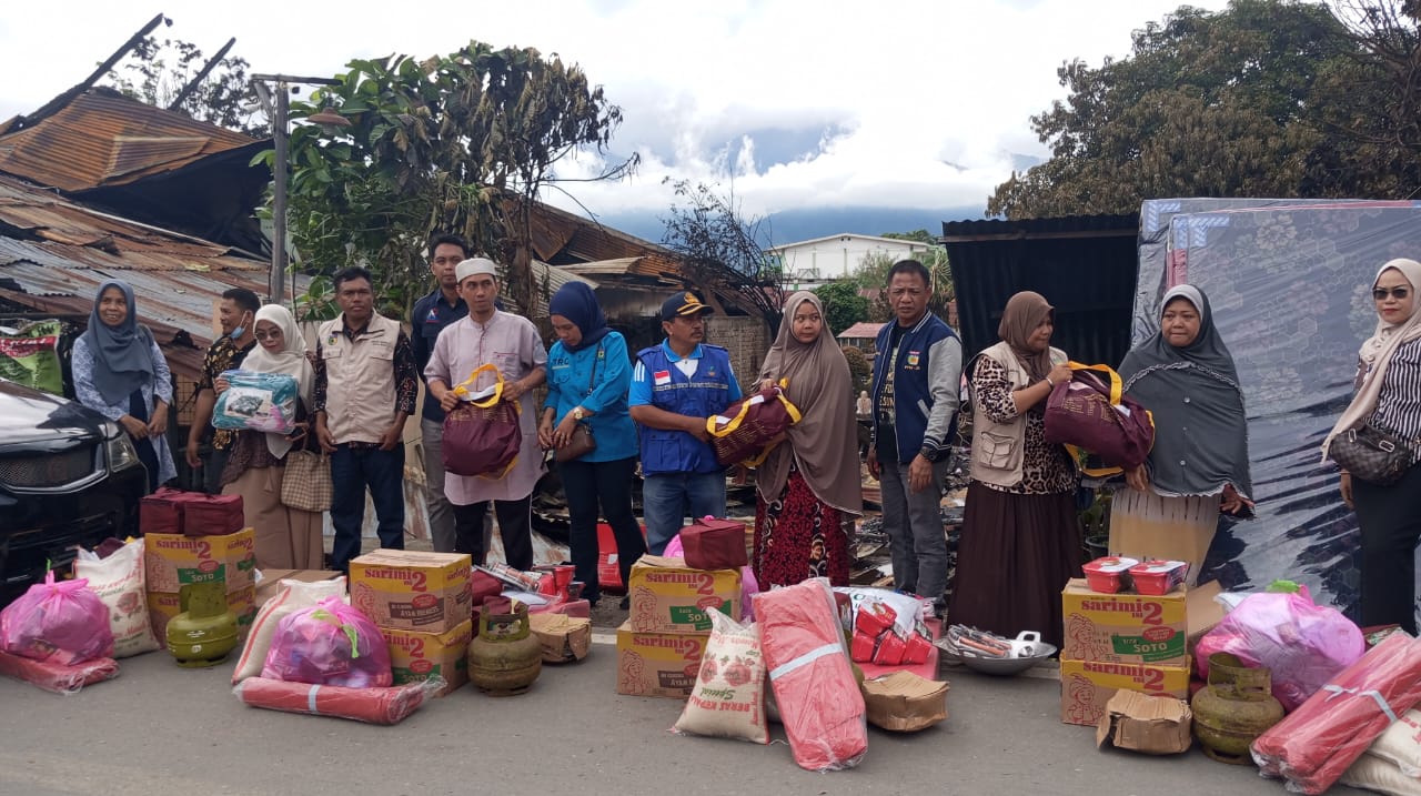BANTUAN : Dinas Sosial Kota Palu salurkan bantuan untuk korban kebakaran di Jalan Yodjokodi dan Lorong Berdikari, Palu Timur pada Kamis (13/11/2025).