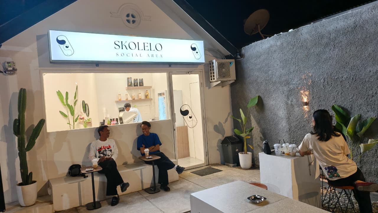 ESTETIK:  Skolelo Social Area yang didesain estetik berdinding putih. Membuat nyaman para penikmat kopi.