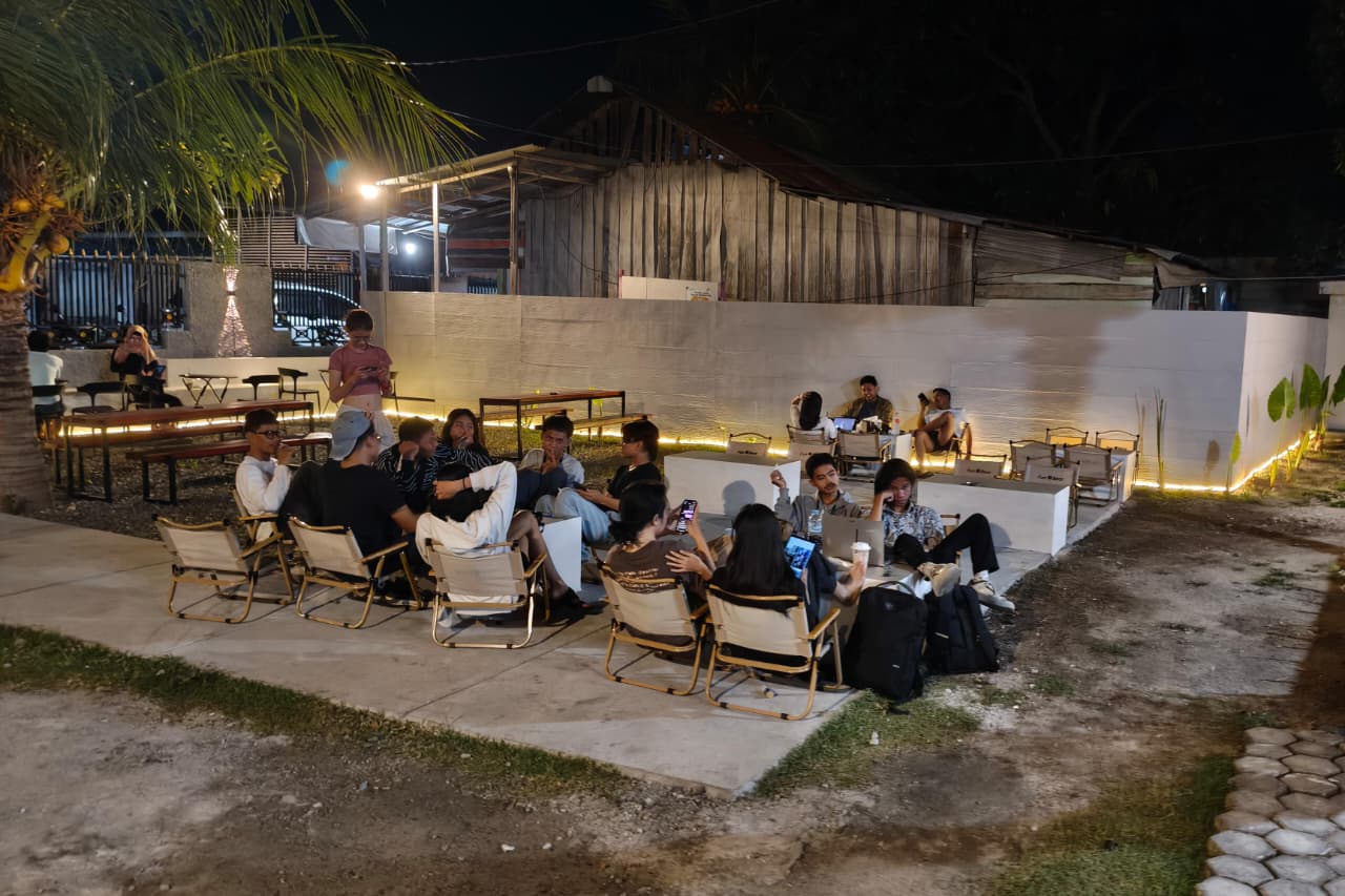 TEMPAT NONGKRONG: Area terbuka yang menjadi tempat nongkrong di  Skolelo Social Area. Menjadi pilihan anak muda Kota Palu menghabiskan waktu mereka.