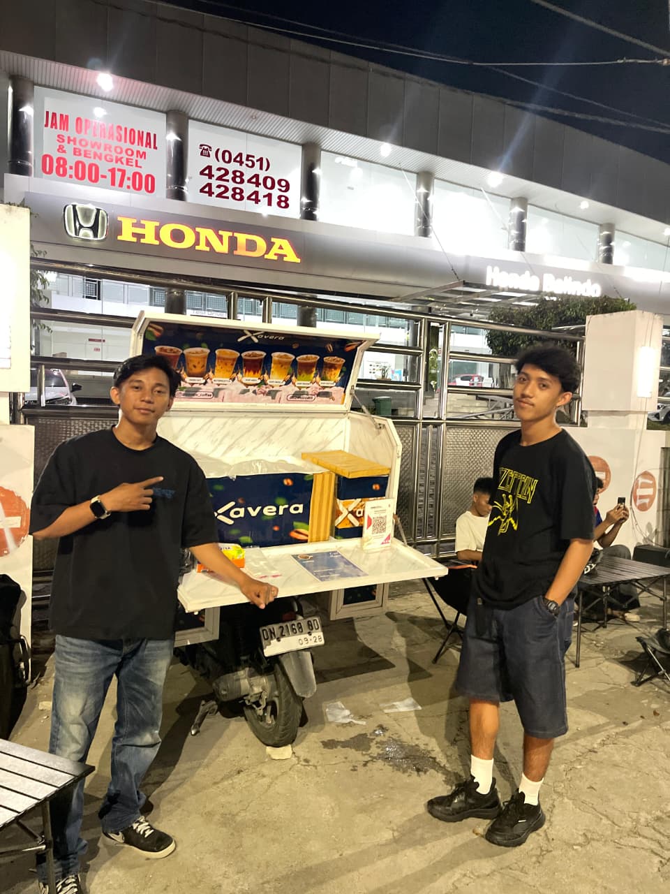 MASIH MAHASIWA: Owner kopi keliling Xavera Coffee, Salman Alfarisi  saat ditemui pada Kamis malam (13/11/2025). Berstatus sebgai mahasiswa aktif, dia membuktikan tidak ada penghalang baginya berbisnis