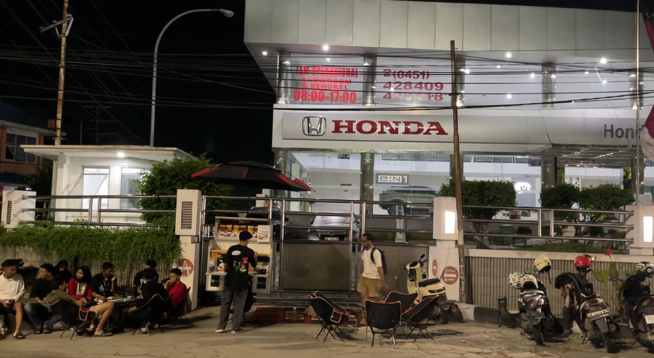 RAMAI: Kopi keliling Xavera Coffee menjadi salah satu pilihan anak muda Kota Palu. Tampak nongkrong di depan Honda Balindo.