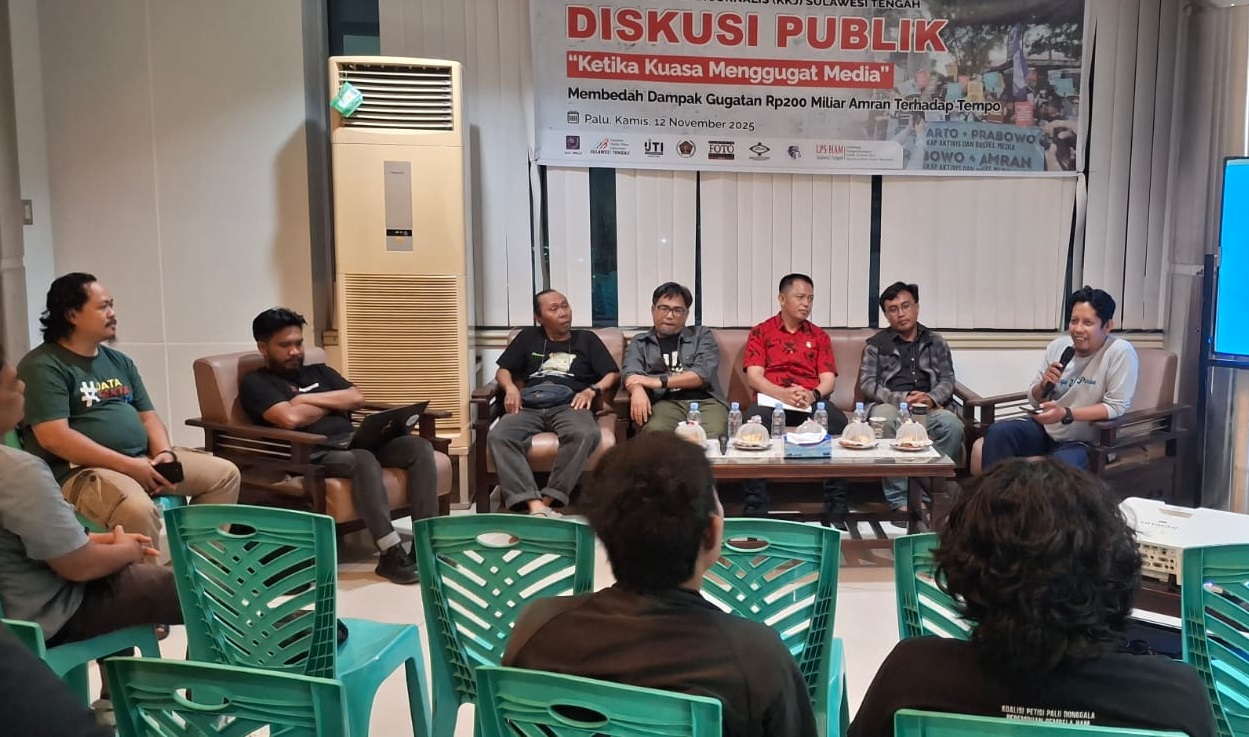 DISKUSI PUBLIK: Diskusi publik membedah dampak gugatan Rp200 miliar terhadap Tempo, yang digelar KKJ Sulteng, Kamis malam (13/11/2025), di Graha Pena Radar Palu Jawa Pos Group.