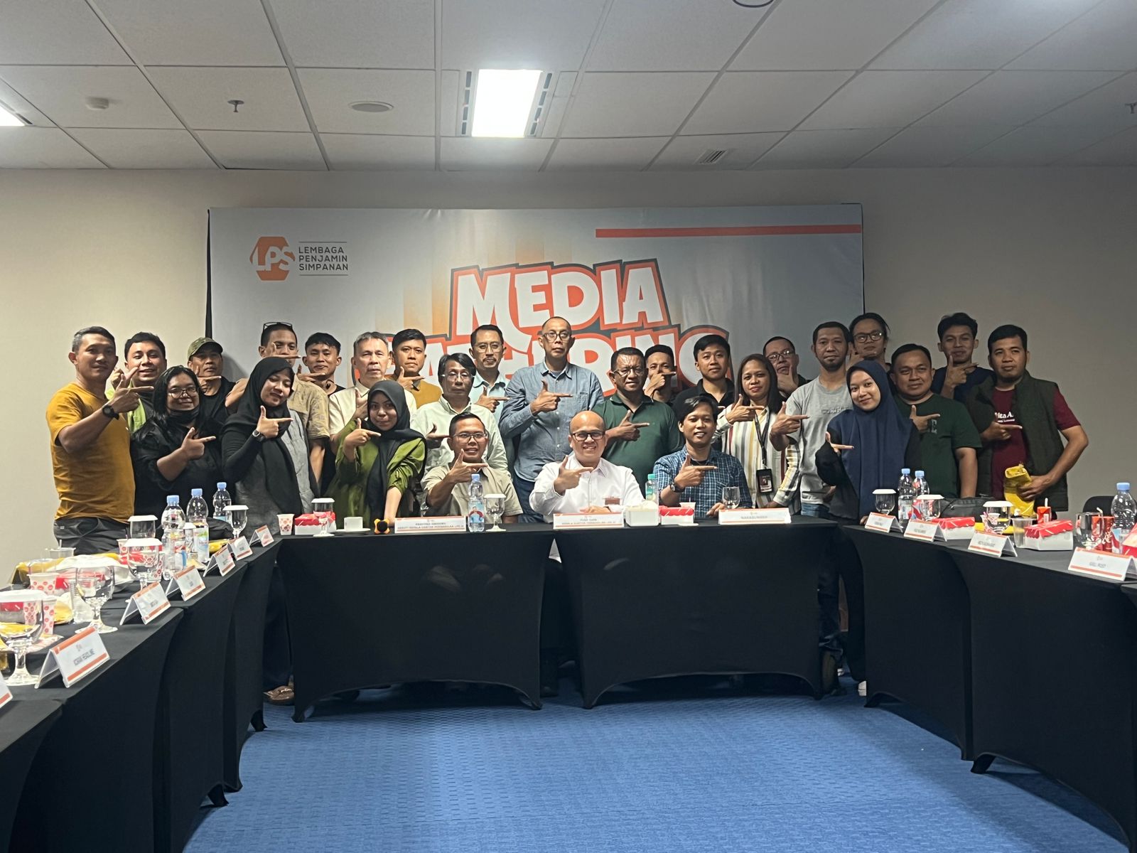 BANGUN SINERGI: Kepala Kantor Perwakilan (KPW) III LPS, Fuad Zaen (kemeja putih) berfoto bersama jurnalis Sulampua dalam Media Gathering, Jumat (14/11/2025)