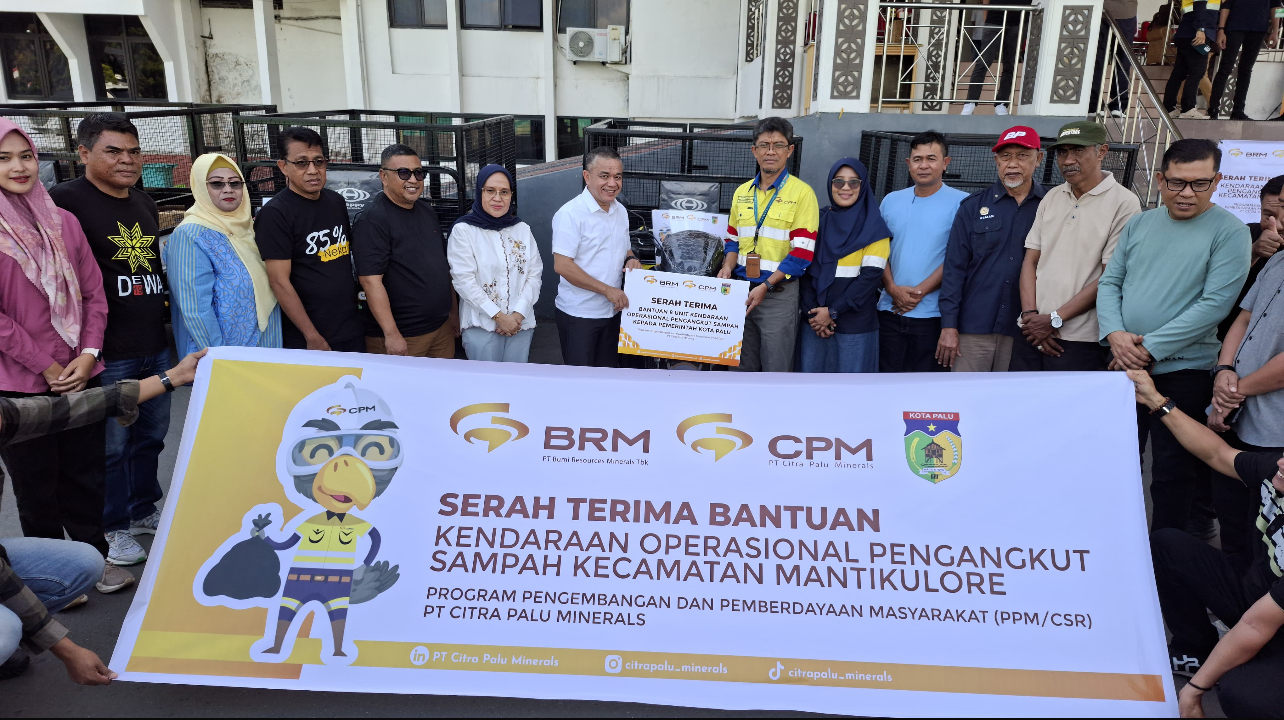 Penyerahan berlangsung di halaman kantor Wali Kota Palu dan dihadiri oleh Direktur Operasional PT Citra Palu Minerals (CPM).