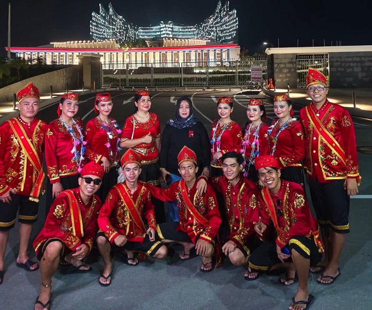 Anggota, Pengurus Sanggar Seni PERMIPPOS bersama Kepala Balai Pelestarian Kebudayaan Wil. XVIII Kementerian Kebudayaan, usai mengikuti Nusantara Cultural Festival 2025 yang digelar di IKN Mei 2025.