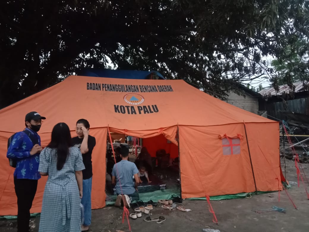 BANGUN TENDA: Tenda untuk korban kebakaran sudah didirikan di lokasi terdampak.