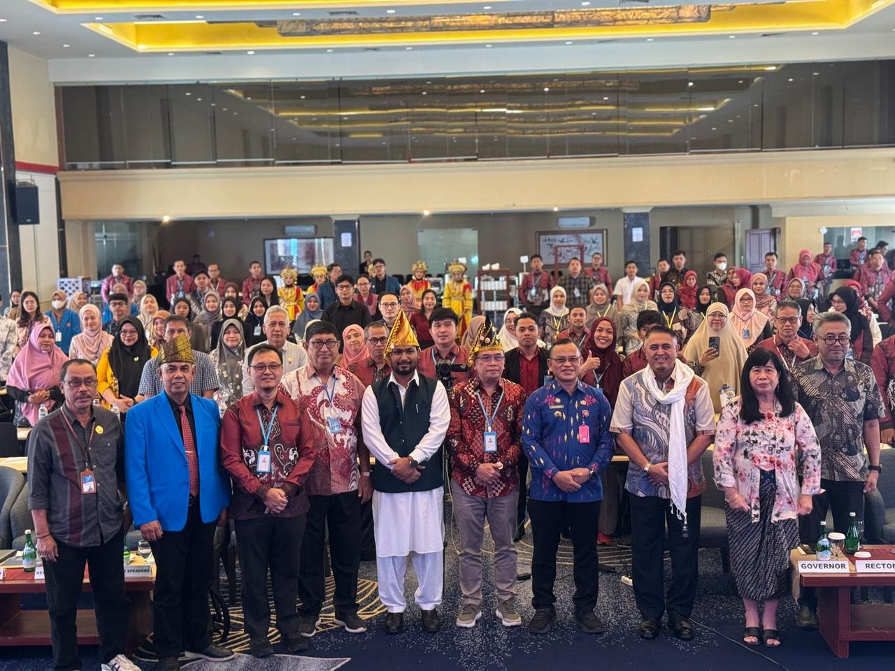 SEMINAR : Foto bersama giat seminar internasional FKIP Untad, Sabtu (15/11/2025).(FOTO: ISTIMEWA/RADAR PALU).