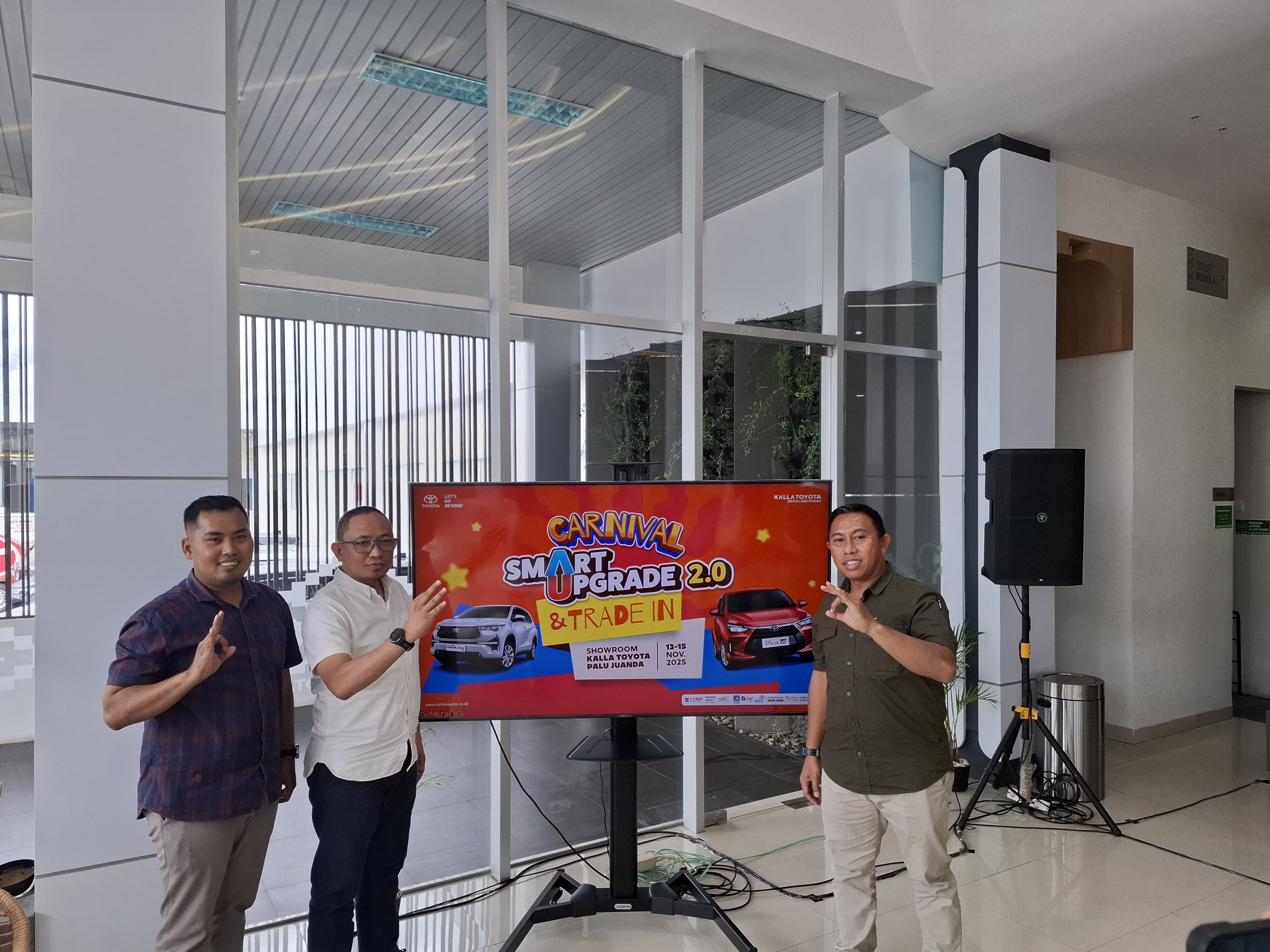 GEBYAR AKHIR TAHUN : Kalla Toyota Juanda Palu menggelar event bertajuk Carnival Smart Upgrade 2.0 dan Trade-In yang berlangsung di halaman Showroom Kalla Toyota Juanda Palu.&nbsp;