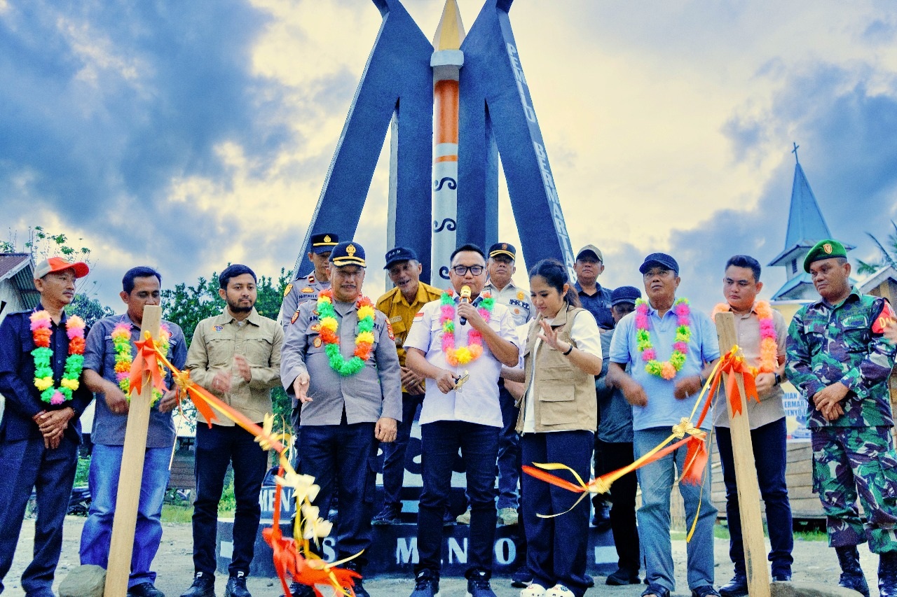MERESMIKAN: Bupati Morut Delis Julkarson Hehi, meresmikan Tugu Pemilu Bermartabat di Desa Menyo&rsquo;e, Kecamatan Mamosalato, Sabtu (15/11/2025).(FOTO: ISTIMEWA/RADAR PALU).