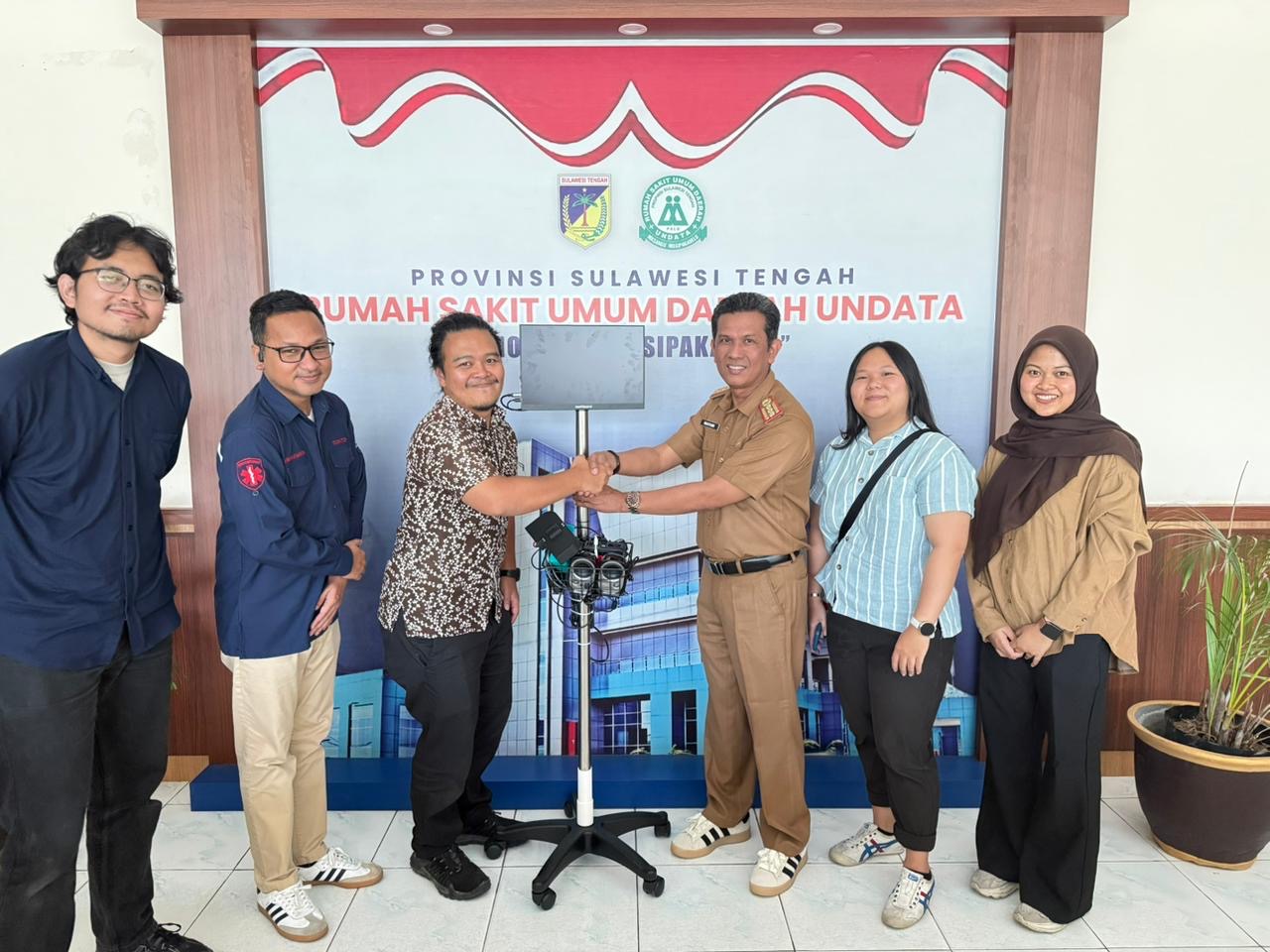 Penyerahan simbolis alat ke RS Undata (dalam hal ini diwakili Wakil Direktur dr. Muh. Natsir, MPH.