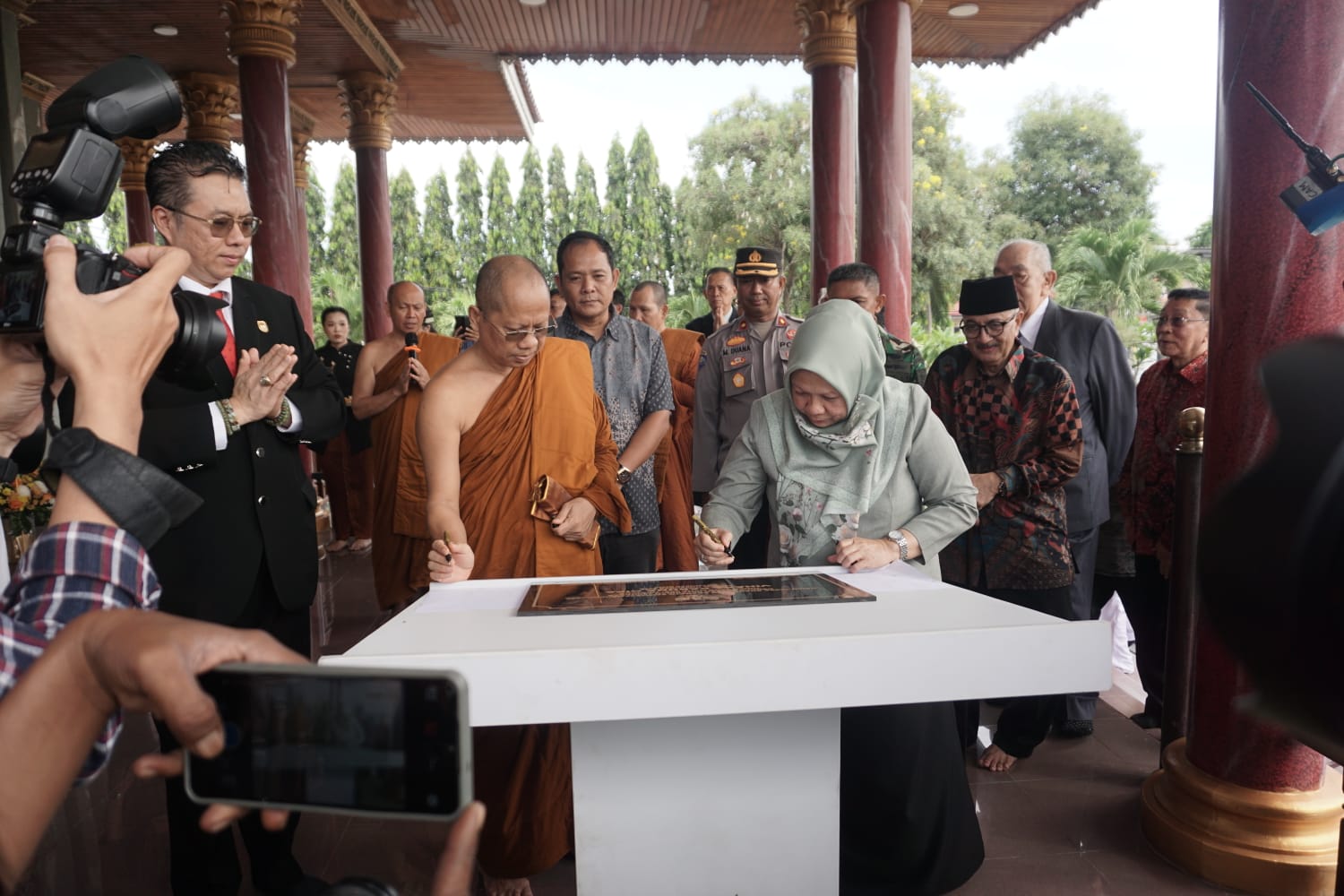 JADI SIMBOL SPRITUALITAS: Gubernur Sulawesi Tengah (Sulteng) dr. Reny Lamadjido saat menandatangani prasasti peresmian Vihara Karuna Dipa, Minggu (16/11/2025).