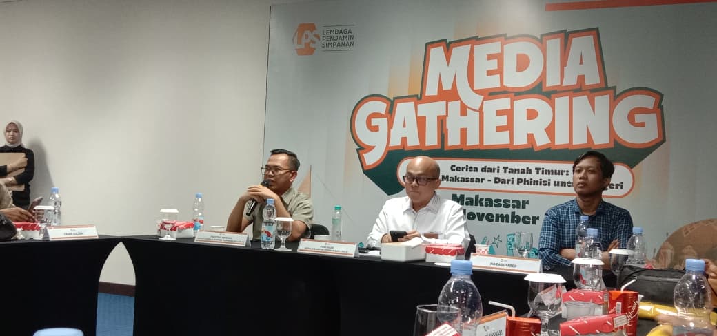 PERCEPAT KLAIM : Deputi Kepala KPW III LPS, Prayitno Amigoro memaparkan perkembangan penjaminan simpanan serta penanganan bank bermasalah di Sulampua di kegiatan Media Gathering LPS 2025 di Makassar.