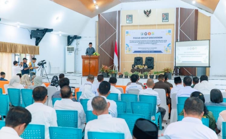 DISKUSI: Tim ekspedisi patriot Basidondo, menggelar FGD di Rujab Bupati Tolitoli.(FOTO : ISTIMEWA/RADAR PALU).