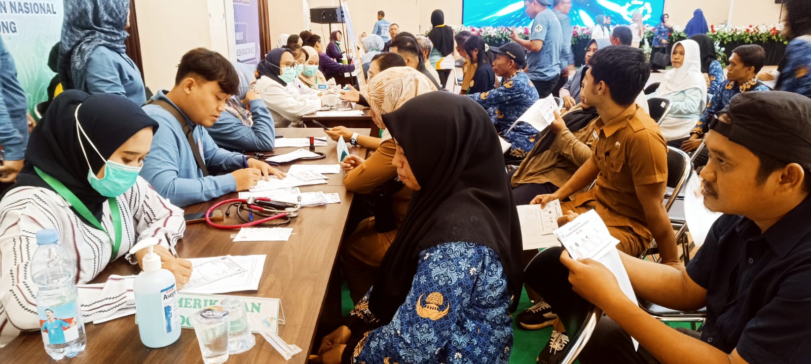 KESEHATAN : Kegiatan pemeriksaan kesehatan gratis bagi masyarakat yang dilaksanakan di auditorium Kantor Bupati Parimo, Senin (17/11/2025). (Foto: ROY LASAKKA/RADAR PALU)