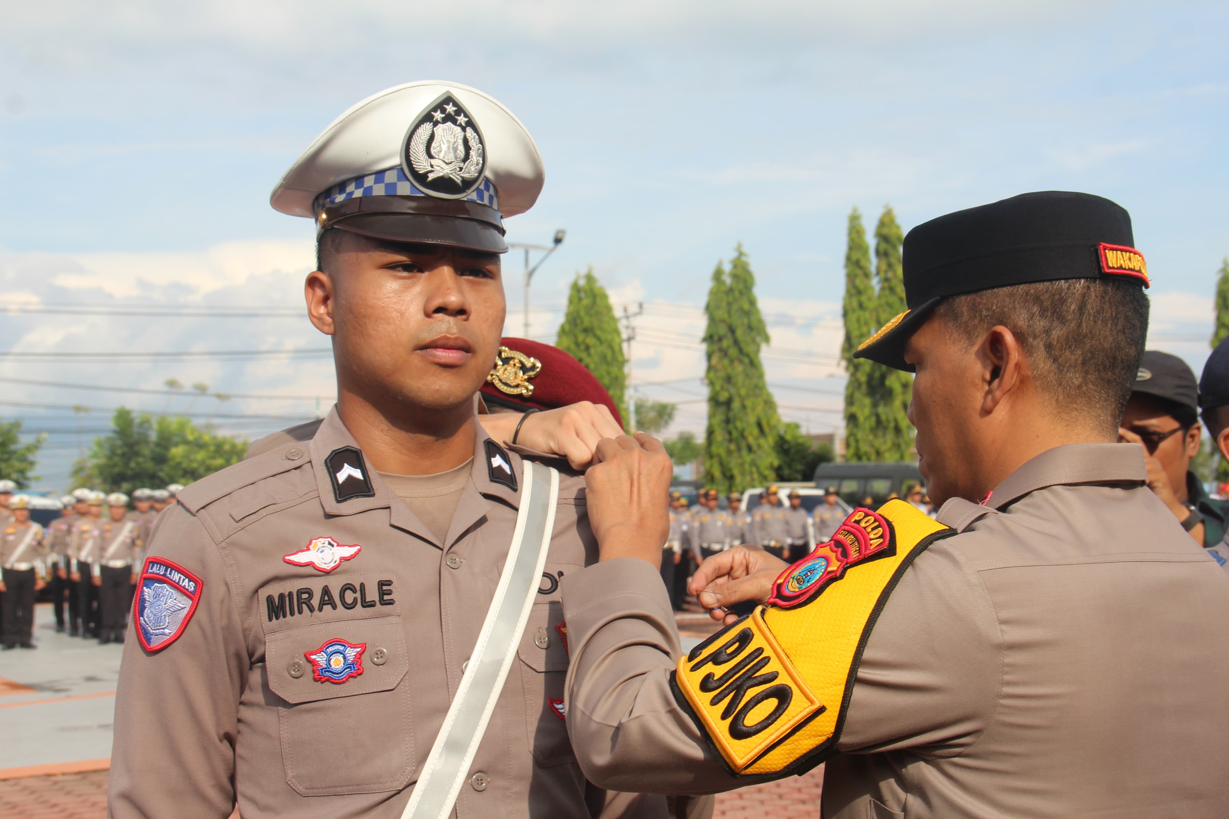 Wakapolda Sulteng Brigjen Pol Dr. Helmi Kwarta Kusuma Putra Rauf saat memasang pita tanda dimulainya Operasi Zebra Tinombala 2025.