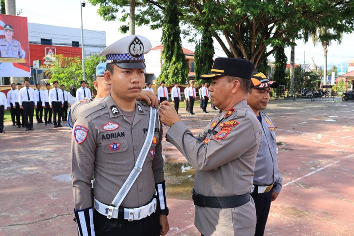 TANDA OPERASI: Wakapolres Poso memimpin apel gelar pasukan Operasi Zebra Tinombala 2025 di Mapolres Poso. (Humas Polres Poso).