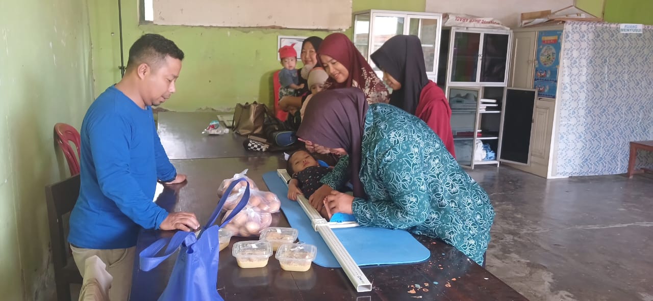 UKUR BADAN: Selain pemberuan bantuan makanan, turut dilakukan pengukuran badan.