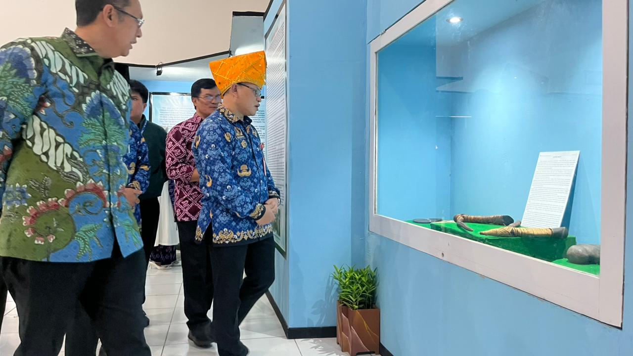 Asisten Perekonomian dan Pembangunan Sulteng Rudi Dewanto membuka Pameran Khusus Koleksi Arkeologika Museum Sulteng.