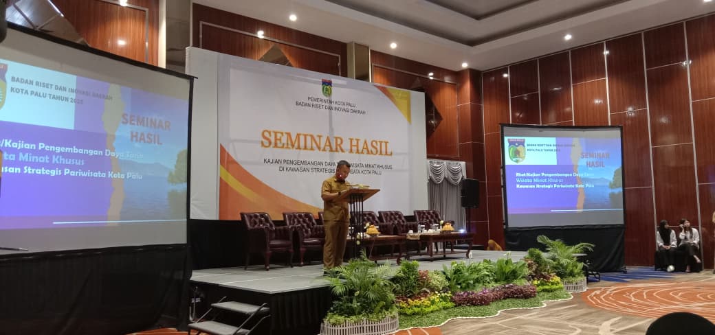 PAPARKAN POTENSI WISATA: Plt Asisten II Bidang Administrasi Perekonomian dan Pembangunan Setda Kota Palu, Rahmad Mustafa dalam menyampaikan sambutan pada Selasa (18/11/2025)