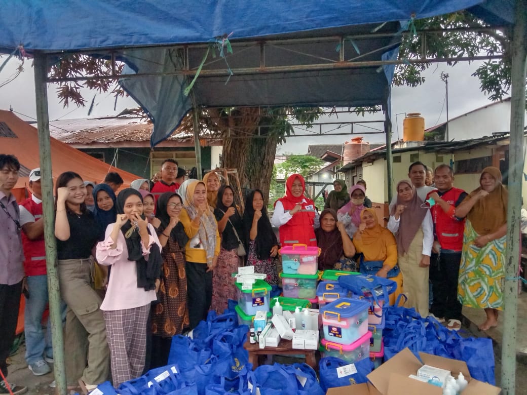BERI BANTUAN: Palang Merah Indonesia (PMI) berdonasi untuk korban bencana kebakaran asrama Parigi bersama Istri Bupati Parigi Moutong Hesti Wati, yang juga selaku ketua PMI Kabupaten Parigi Moutong.