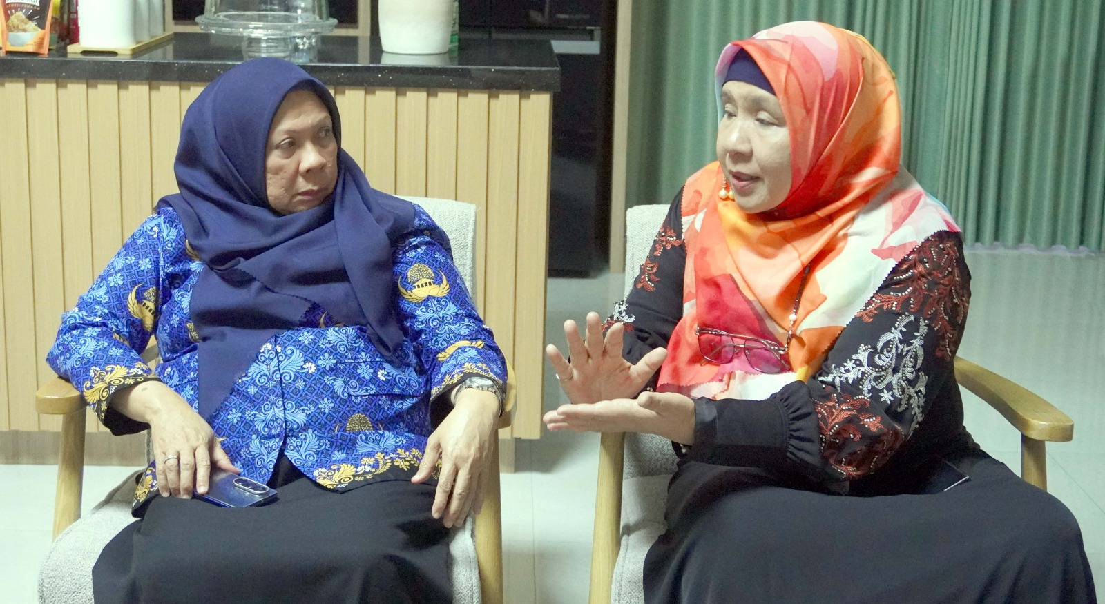 POSITIF : Wagub Sulteng, dr. Hj Renny Lamadjido (kiri),&nbsp;bersama Ketua BiPeka DPW PKS Sulteng Hj. Wiwik Jumatul Rofi&rsquo;ah.(FOTO: DOK HUMAS PKS SULTENG/RADAR PALU).