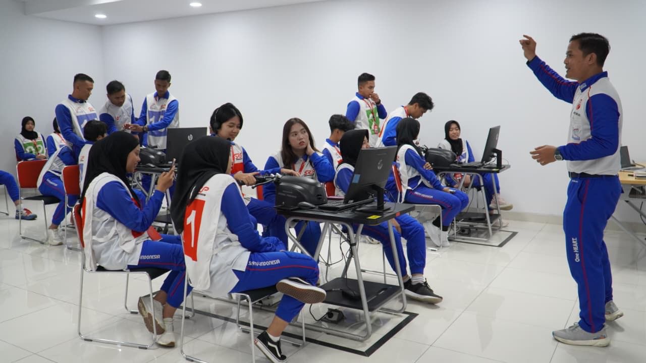 SIMULASI: Peserta juga ikut merasakan pengalaman berkendara, dengan menggunakan  alat simulator.