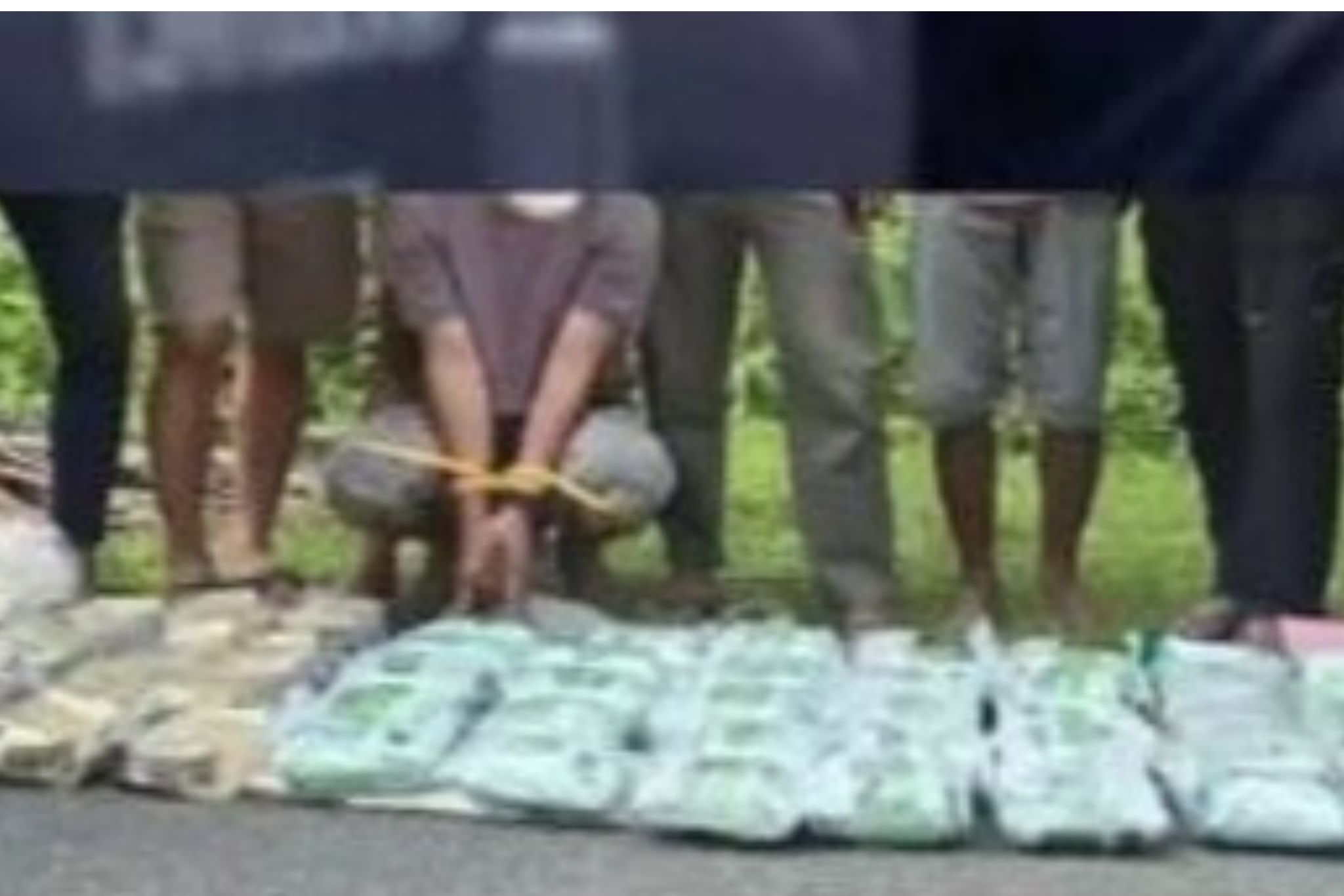 Timsus Ditresnarkoba Polda Sulteng saat mengamankan kurir narkoba yang membawa 60 Kilogram Shabu.