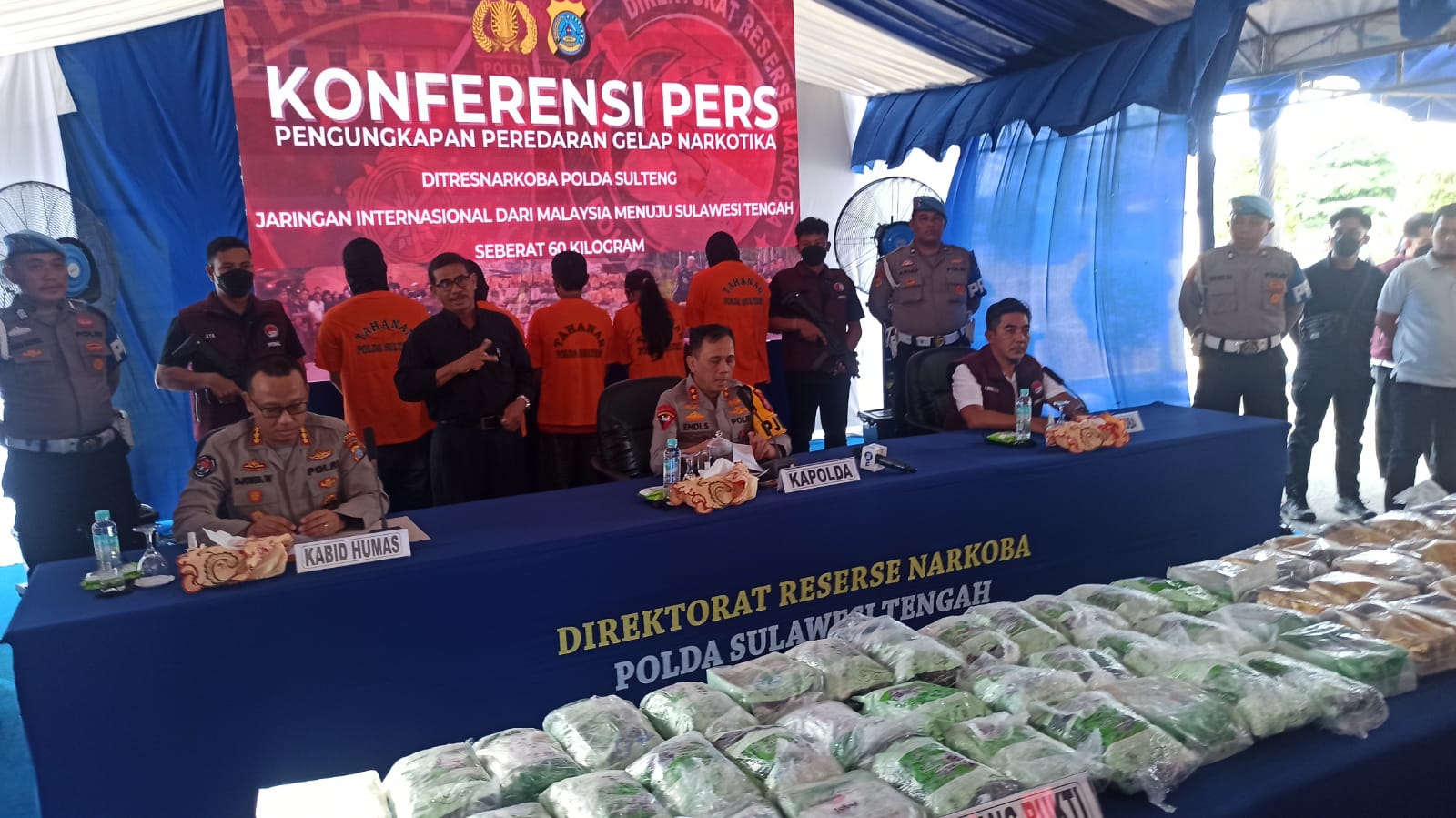 Kapolda Sulteng Irjen Pol Endi Sutendi menunjukkan barang bukti 60 kilogram sabu bersama jajaran Ditresnarkoba saat konferensi pers di Mako Polda.