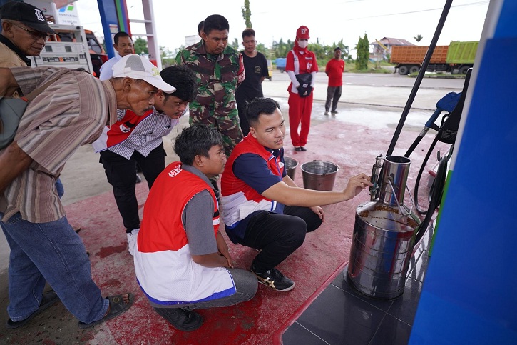 Petugas SPBU Lasitae mempersiapkan dispenser BBM untuk melayani kembali masyarakat setelah proses renovasi dan uji tera. (Humas Pertamina).