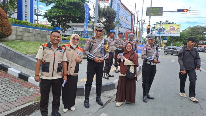 Petugas Samsat Palu menyosialisasikan program pemutihan PKB di sejumlah titik keramaian Kota Palu.