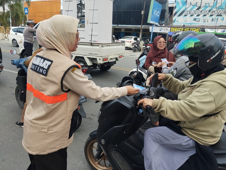 Petugas Samsat Palu melakukan sosialisasi berkaitan layanan Digital pertama di Sulawesi Tengah yang berlokasi di kawasan Pertokoan Bambaru, Palu.