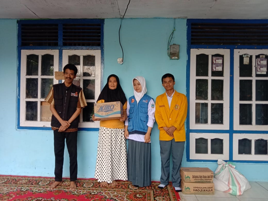 LAZISMU DAN SISWA MUHIPA : Sumbangan Lembaga Amil Zakat Infaq dan Sedekah Muhammadiyah (Lazismu) bersama siswa SMK Muhammadiyah 1 Palu (Muhipa) kepada korban bencana kebakaran.