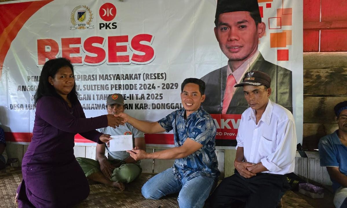 RESES : Waket Fraksi PKS DPRD Sulteng, Takwin saat melakukan reses di Desa Lumbulama Kecamatan Banawa Selatan, Kabupaten Donggala.(FOTO: DOK HUMAS PKS SULTENG/RADAR PALU)