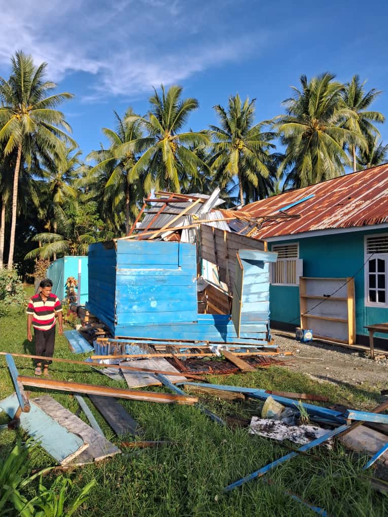 BANYAK RUMAH RUSAK : Angin puting beliung menerjang Desa Bohotokong, Kecamatan Bunta, Kabupaten Banggai pada Selasa (18/11/2025) malam sekitar pukul 20.00 WITA.
