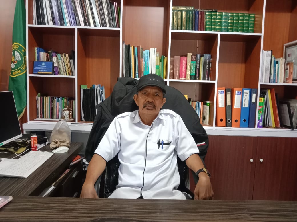 ESTAFET PENGABDIAN : Kepala Sekolah Asrul Nagaula memilih melanjutkan pengabdian di SMK Bina Potensi Palu sebagai kepsek honorer.