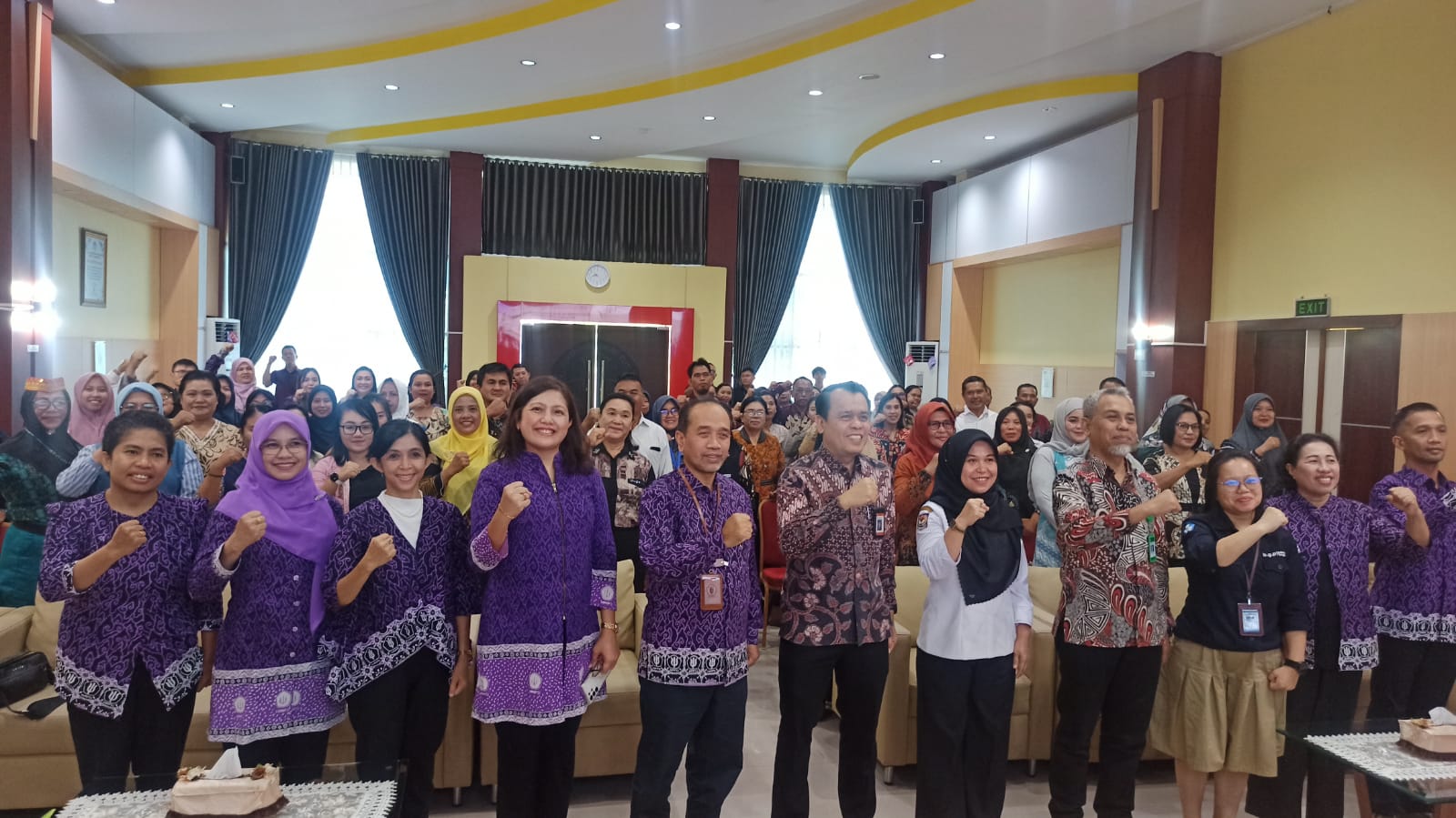 PISIKOSOSIAL :  HIMPSI bersama bersama Direktorat PKPLK dan para peserta berfoto bersama usai pembukaan Program Dukungan Psikososial di Aula BPMP Sulteng.