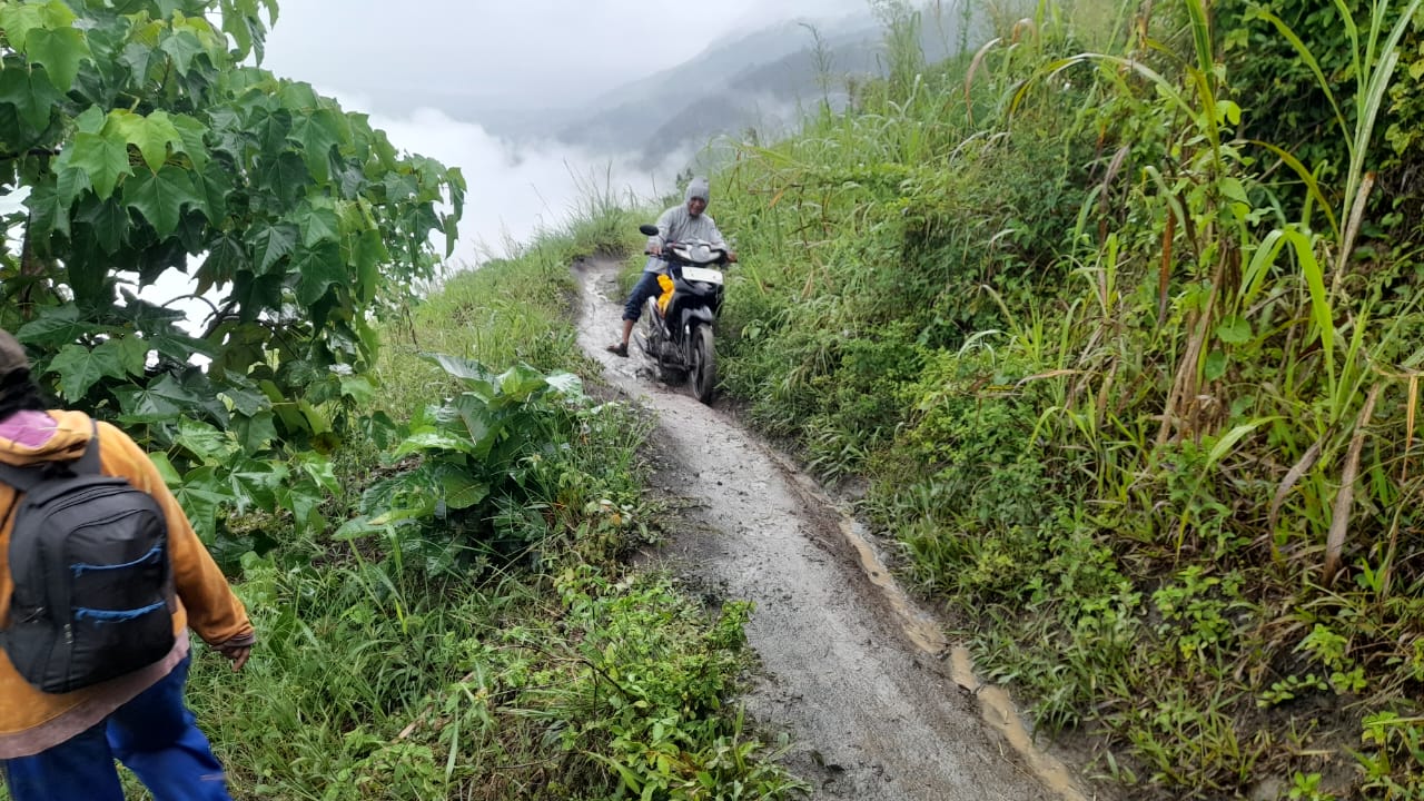 BERTARUH NYAWA : Kondisi jalan menuju Dusun 3 Desa Waturalele, Kecamatan Dolo Barat, Kabupaten Sigi, Sulteng, Rabu (19/11/2025).