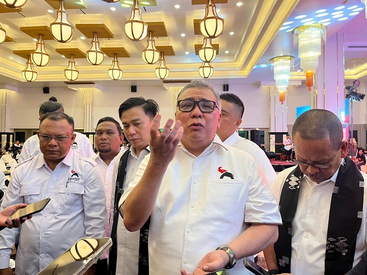 Ketua Harian PSI Ahmad Ali memberikan keterangan kepada media di Palu, Rabu (19/11/2025).