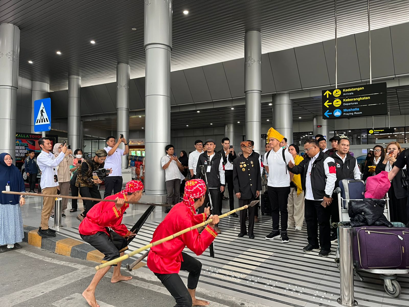 Ketum PSI Kaesang Pangarep disambut Tarian Meaju setibanya di Bandara Mutiara Sis Al-Jufri Palu sebelum membuka Rakorwil PSI Sulteng.
